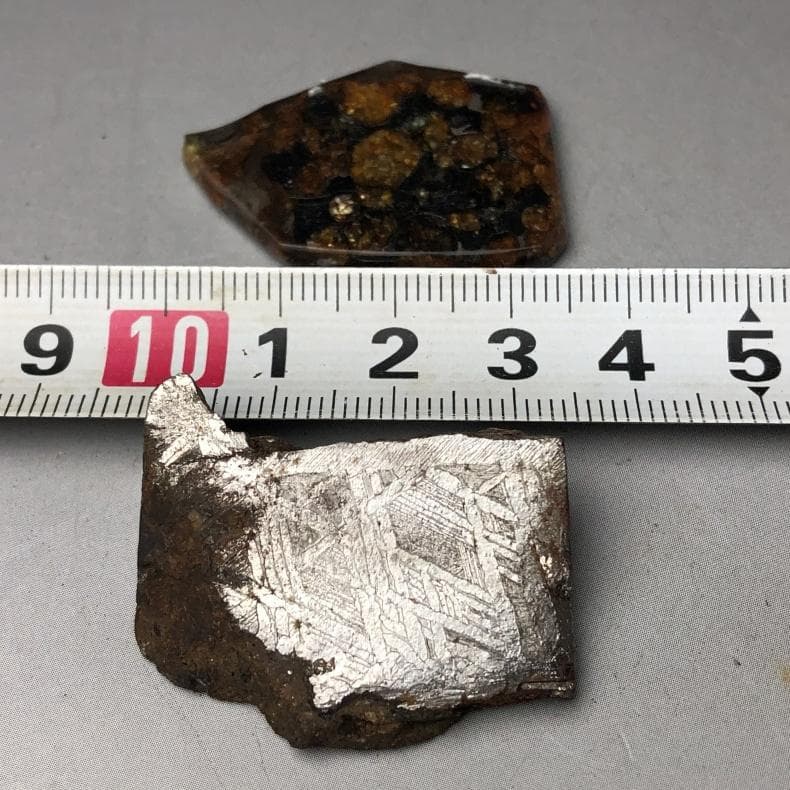 ｎ*＊様 隕石 アルタイ隕石　原皮付き　石鉄隕石　パラサイト隕石　２点　重さ52
