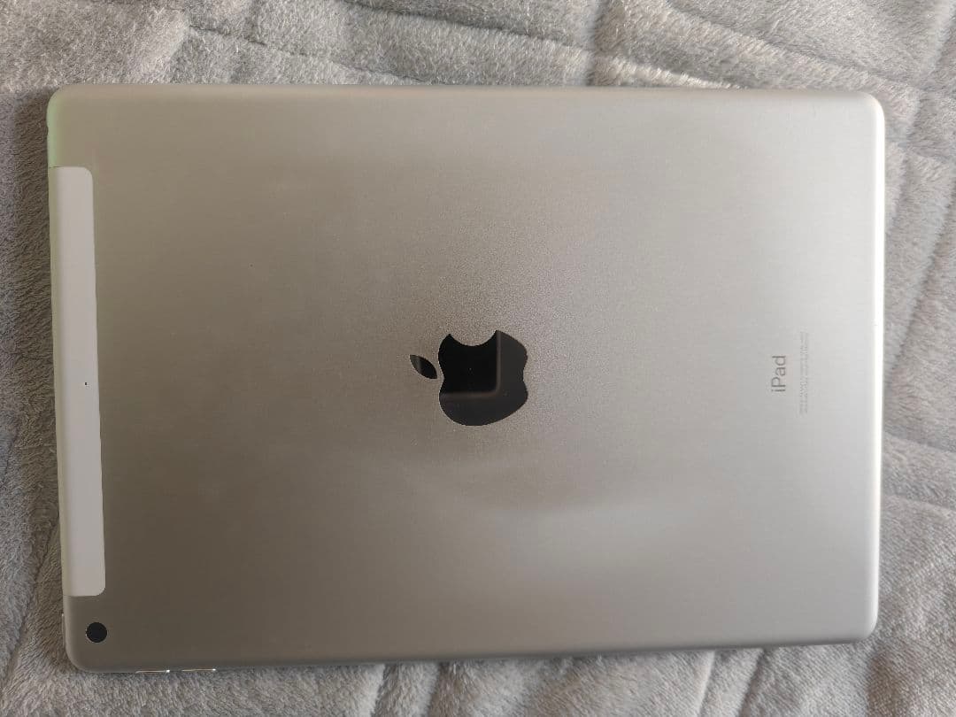 APPLE IPad 第8世代　Wi-Fi + Cellular