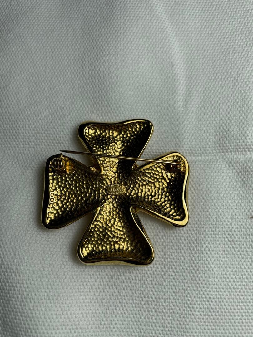 シャネル金色のクロス型ブローチビンテージ