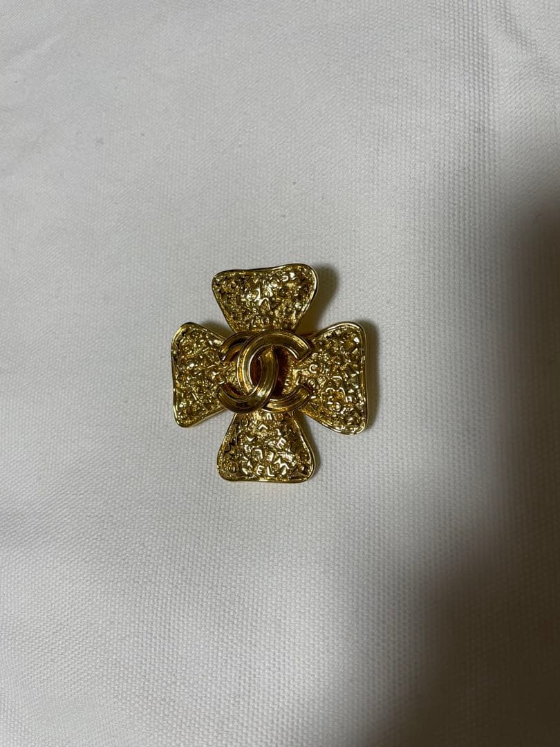 シャネル金色のクロス型ブローチビンテージ