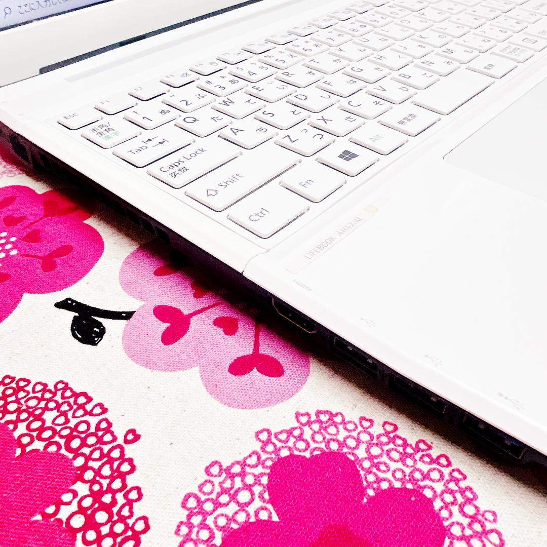 109.【メモリ8GB✨新品爆速SSD搭載❣️】カメラ付き✨ノートパソコン✨白