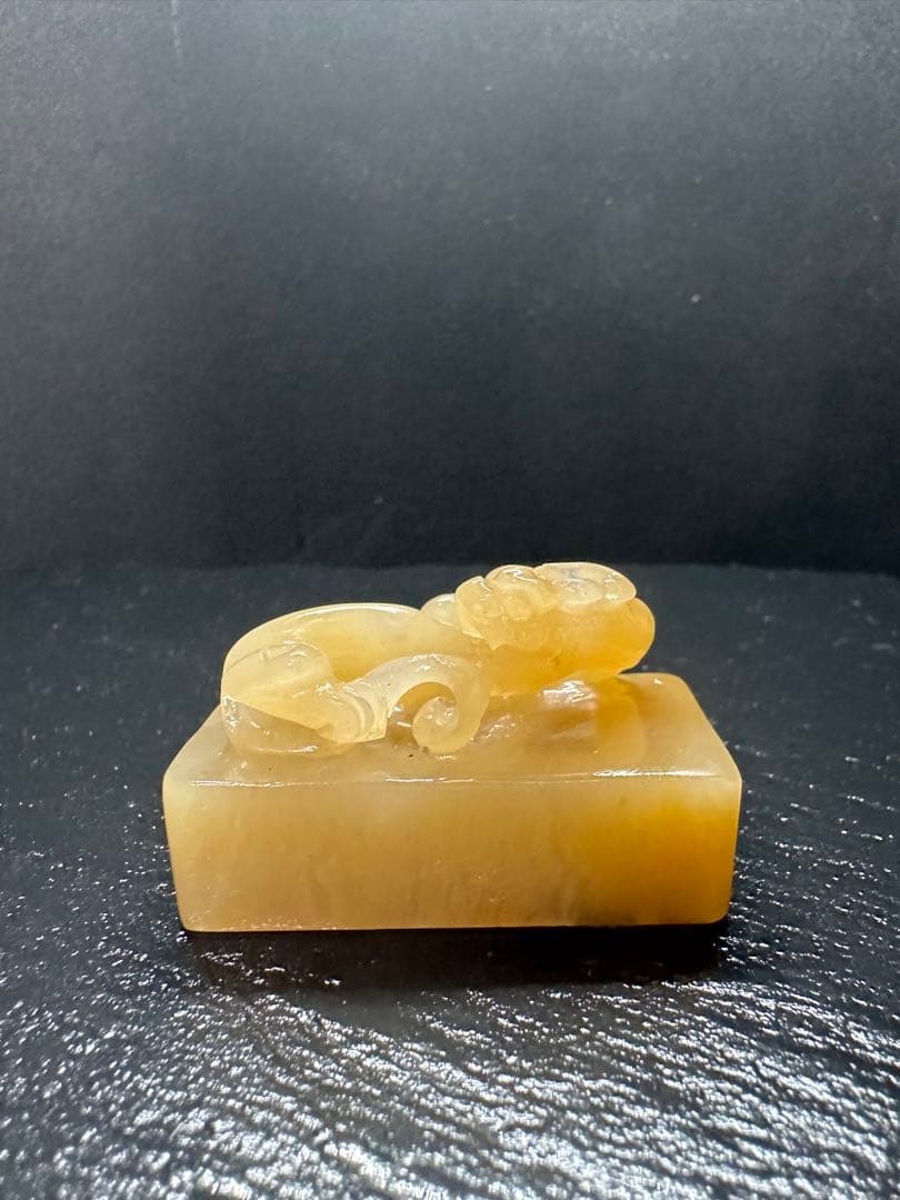 94ラオス石　瑞獣　北部黄　印石　印材　引首　4.6*2.4*2.9