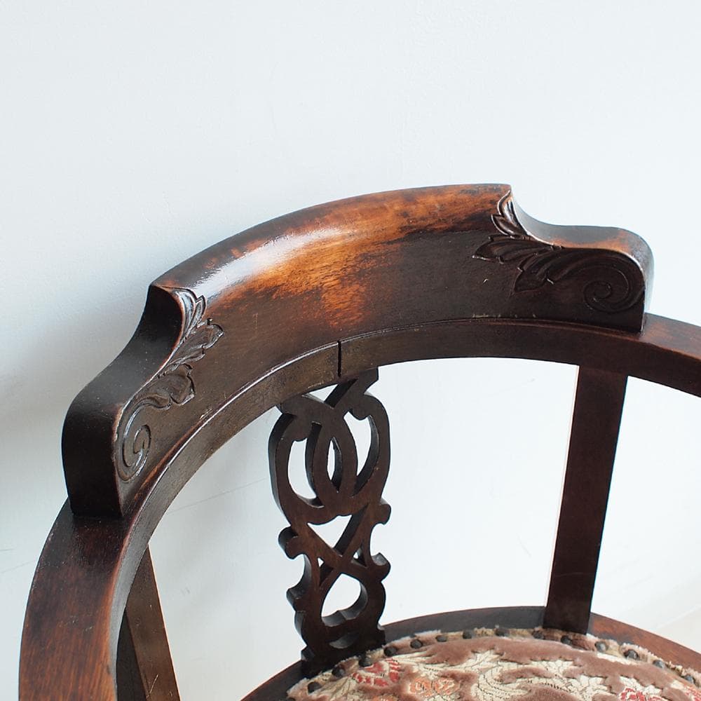 アンティーク アームチェア B 猫脚 鋲 透かし彫り 彫刻 マホガニー材