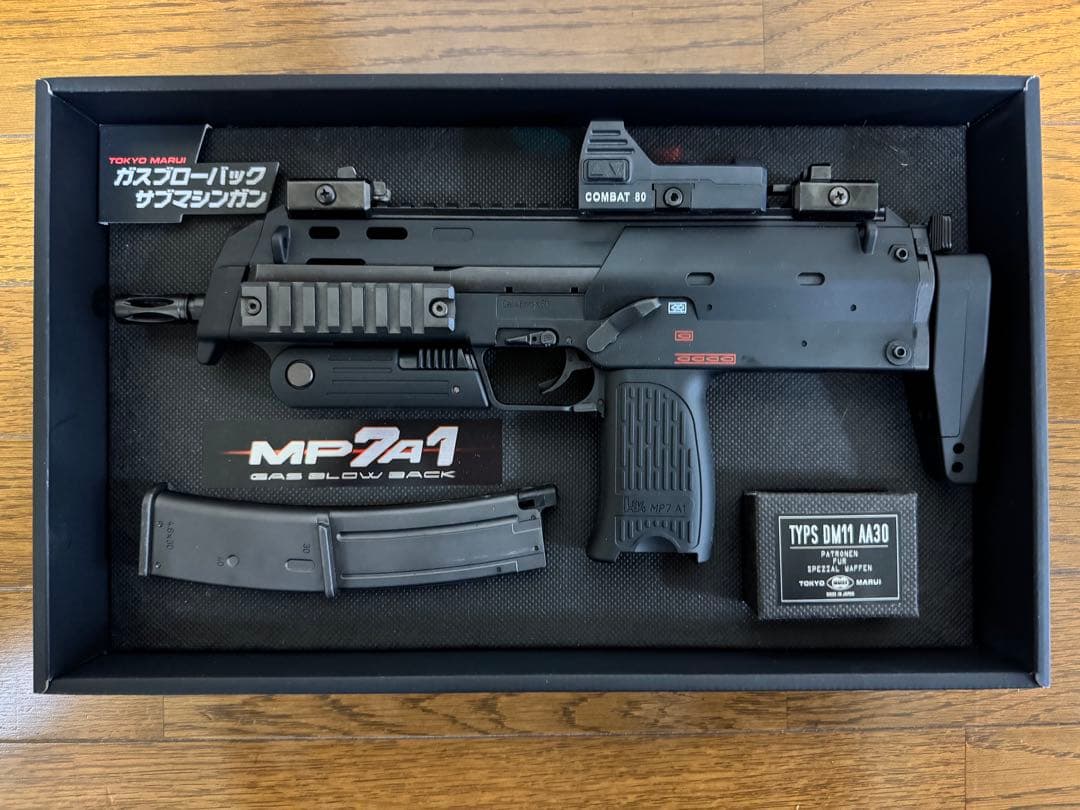 東京マルイ MP7A1 ガスブローバック　ダットサイト、予備マガジン付