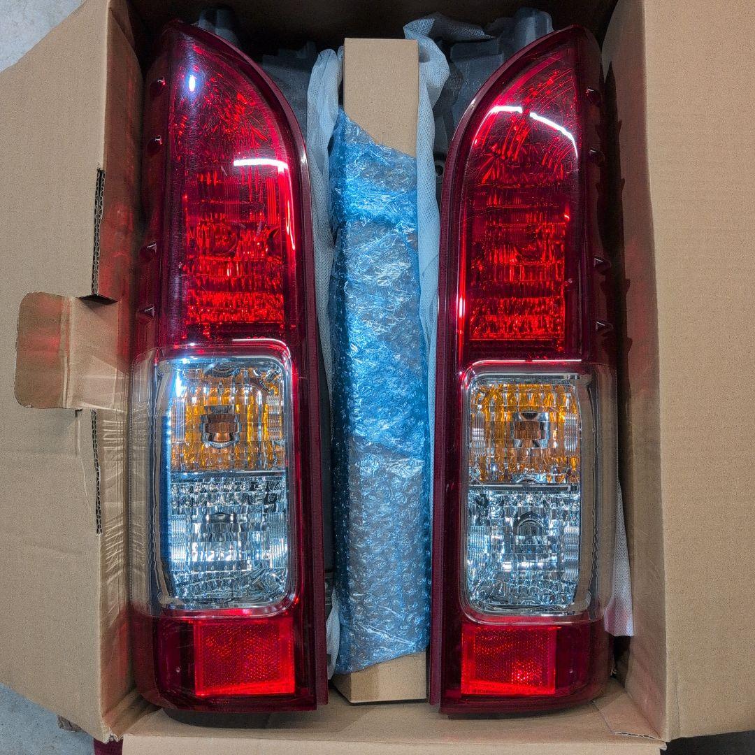 【スター】200系4型ハイエース　純正テールランプ左右