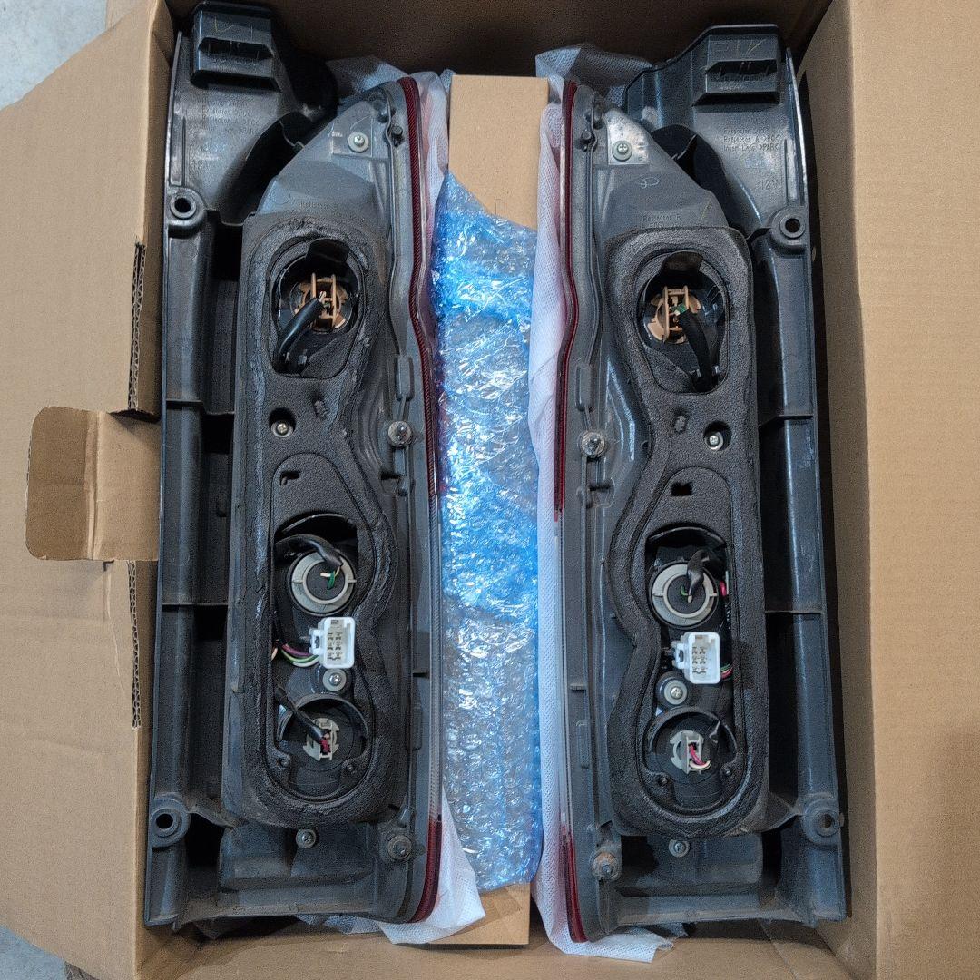 【スター】200系4型ハイエース　純正テールランプ左右