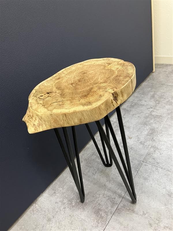 【未来工房】デザインのある一点物　国産コナラ　アイアンスツール　アイアンレッグA