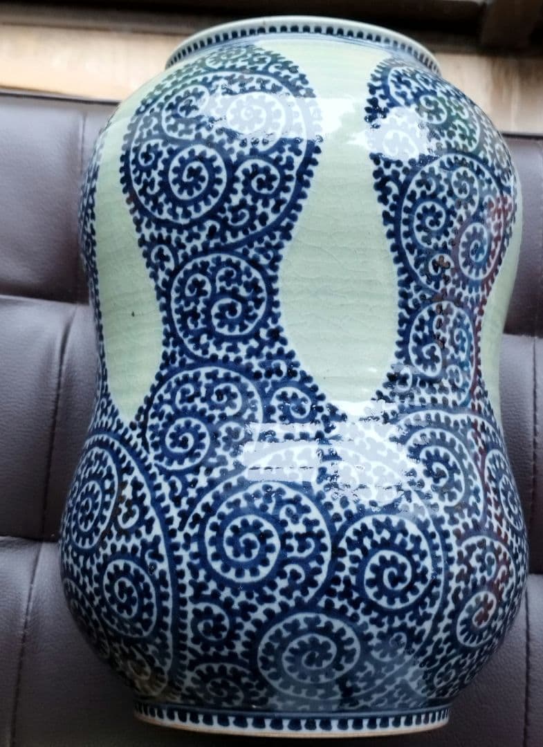 ♥値下中 高級鍋島・伊万里焼 川副虎仙作の蛸唐草模様が青磁に手描された高級花瓶