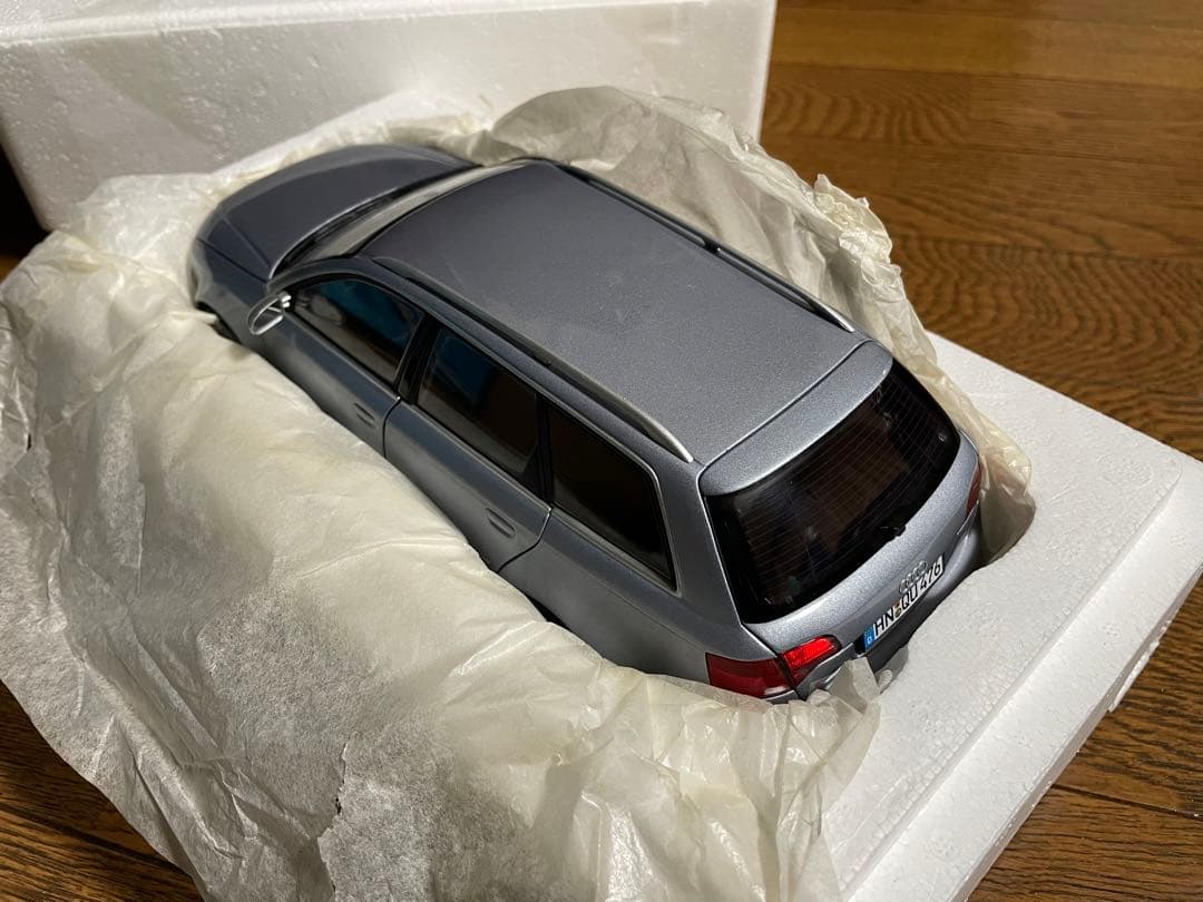 アウディ純正　RS4アバント　B7型シルバー　1/18