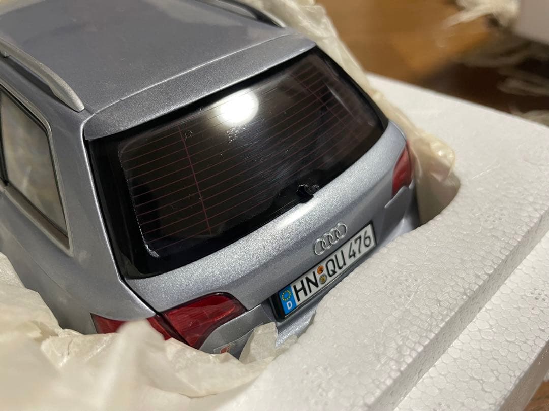 アウディ純正　RS4アバント　B7型シルバー　1/18