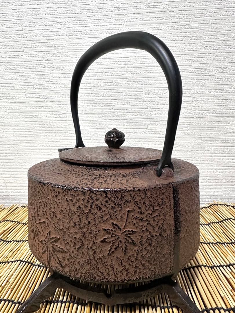 未使用品、付属品付　南部運南堂 鍋元 楓紋様 南部鉄瓶　南部鉄器　調理器具