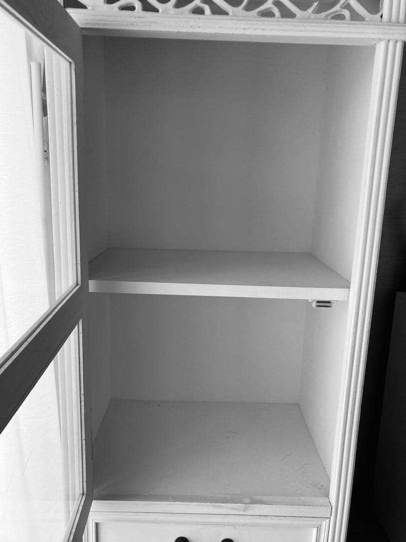 フレンチカントリー　アンティーク風　ホワイト木製キャビネット ガラス扉付き