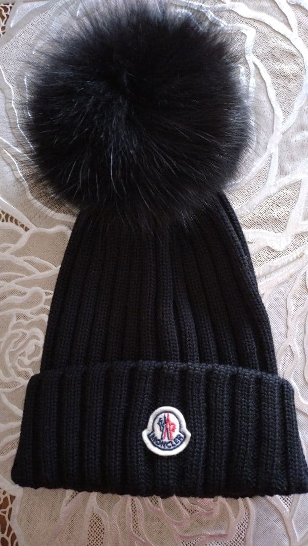 MONCLER ブラックファー付き　ビーニー　ニット帽