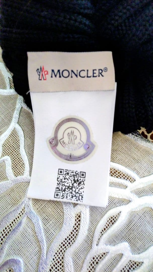 MONCLER ブラックファー付き　ビーニー　ニット帽