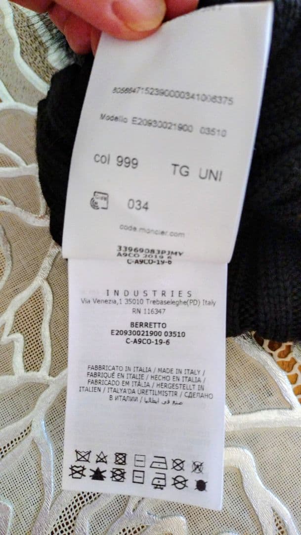 MONCLER ブラックファー付き　ビーニー　ニット帽