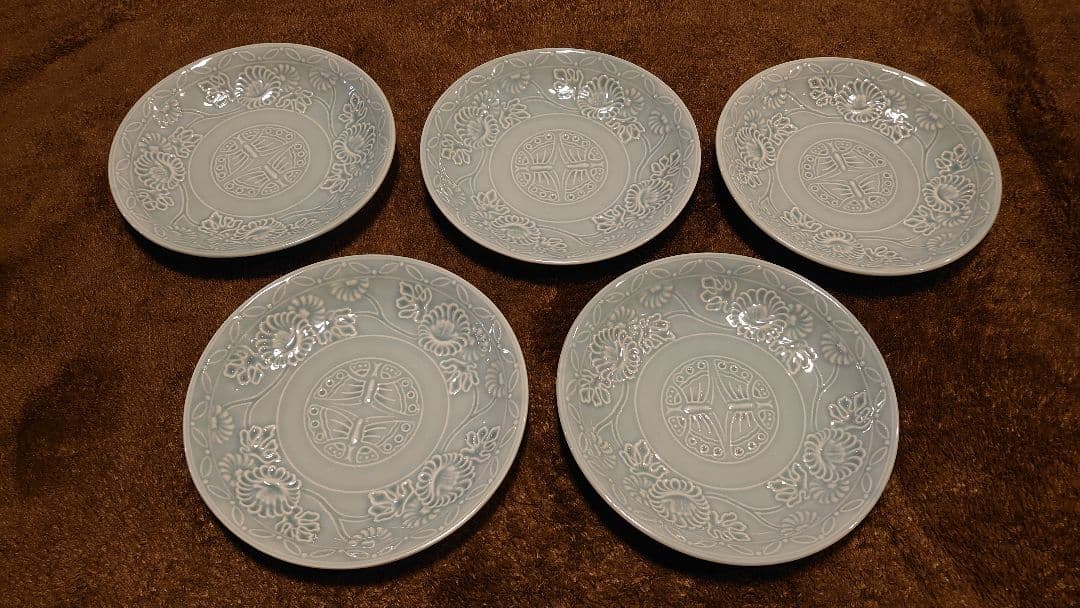 李朝　青磁　陽刻　蝶の図　中皿　５客