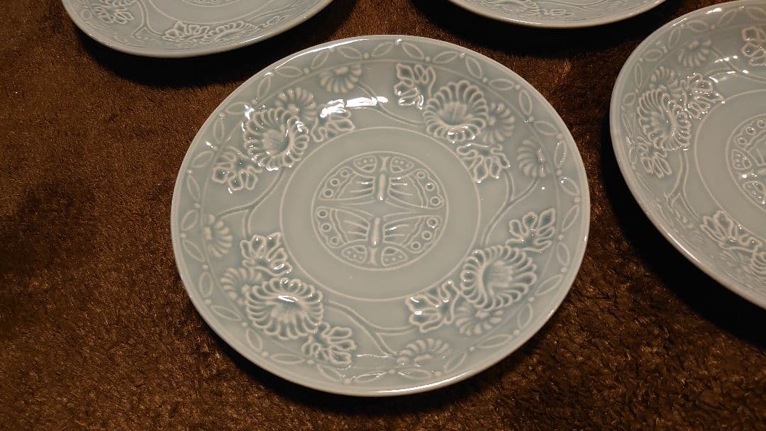 李朝　青磁　陽刻　蝶の図　中皿　５客