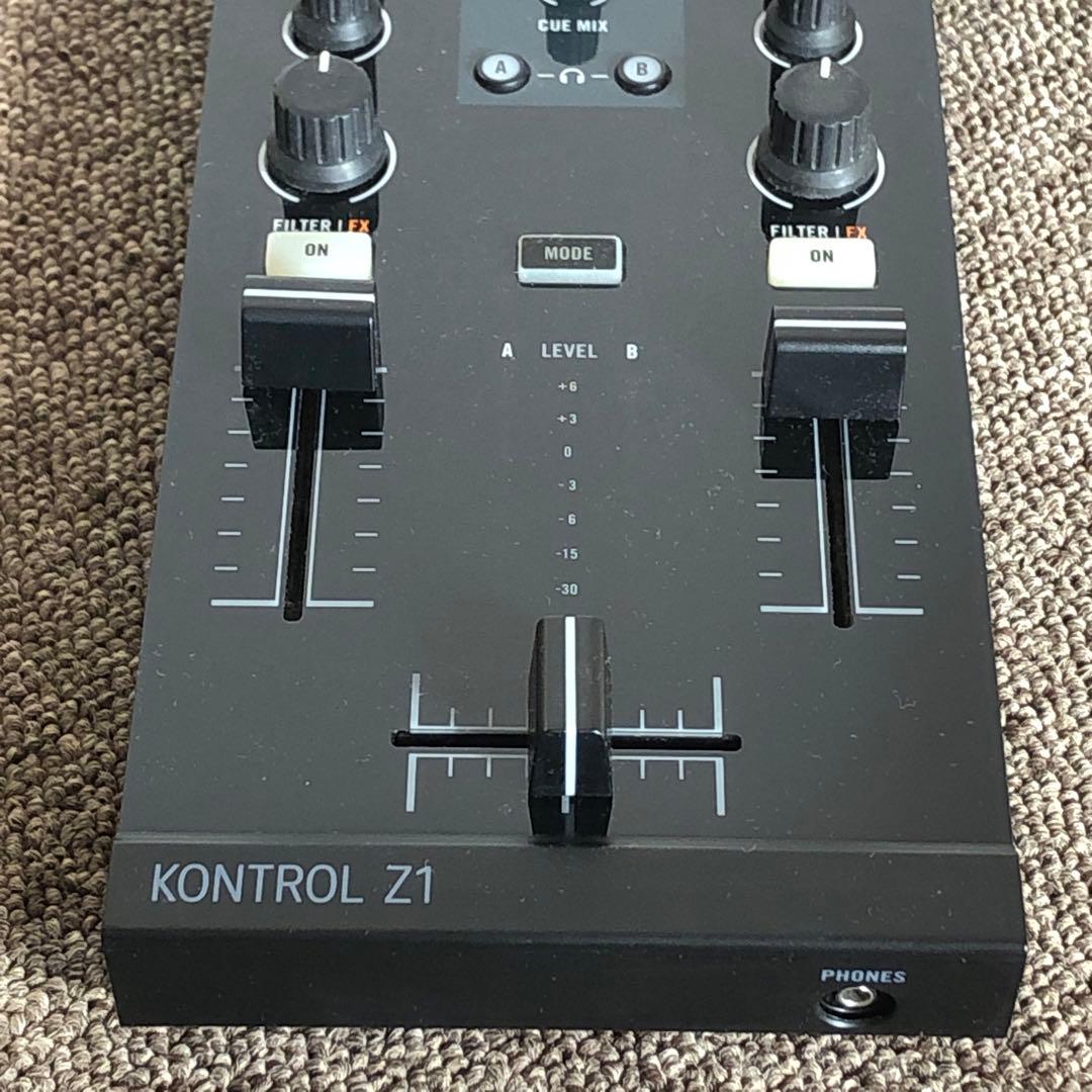 TRAKTOR KONTROL Z1 ミキシング・コントローラー