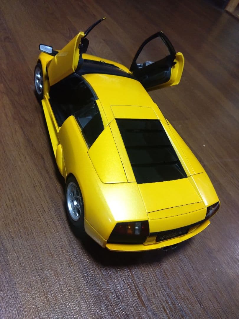 ムルシエラゴ　メタリックイエロー　1/12　Autoart