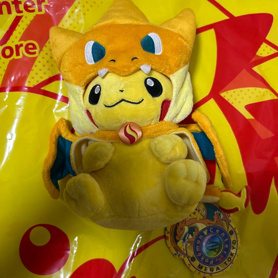 メガリザードンYのポンチョを着たピカチュウ メガトウキョー ぬいぐるみ