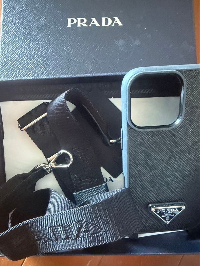 PRADA iPhone16proケース ストラップ付き