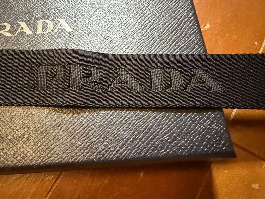 PRADA iPhone16proケース ストラップ付き