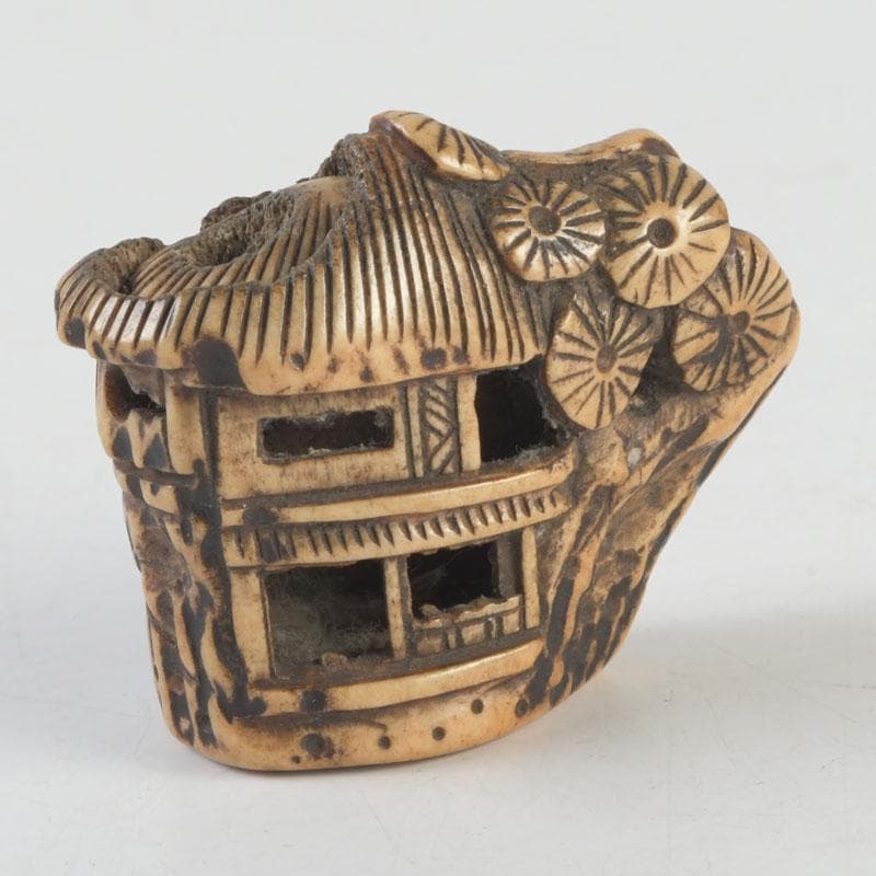 時代提げ物　鹿角彫刻　山水楼閣彫　根付　置物　V　9639