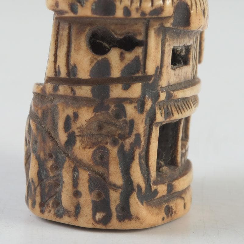 時代提げ物　鹿角彫刻　山水楼閣彫　根付　置物　V　9639