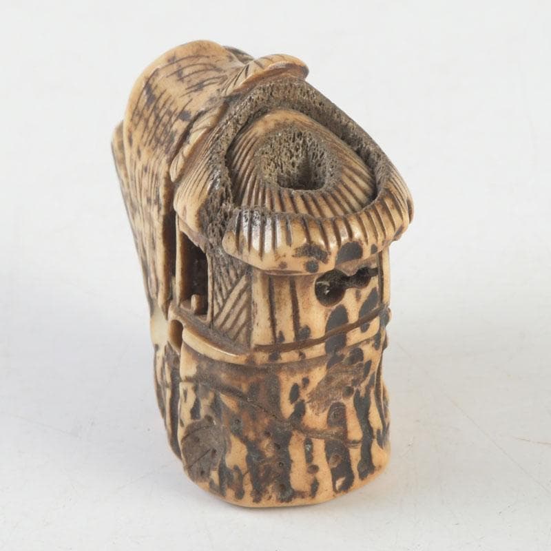 時代提げ物　鹿角彫刻　山水楼閣彫　根付　置物　V　9639