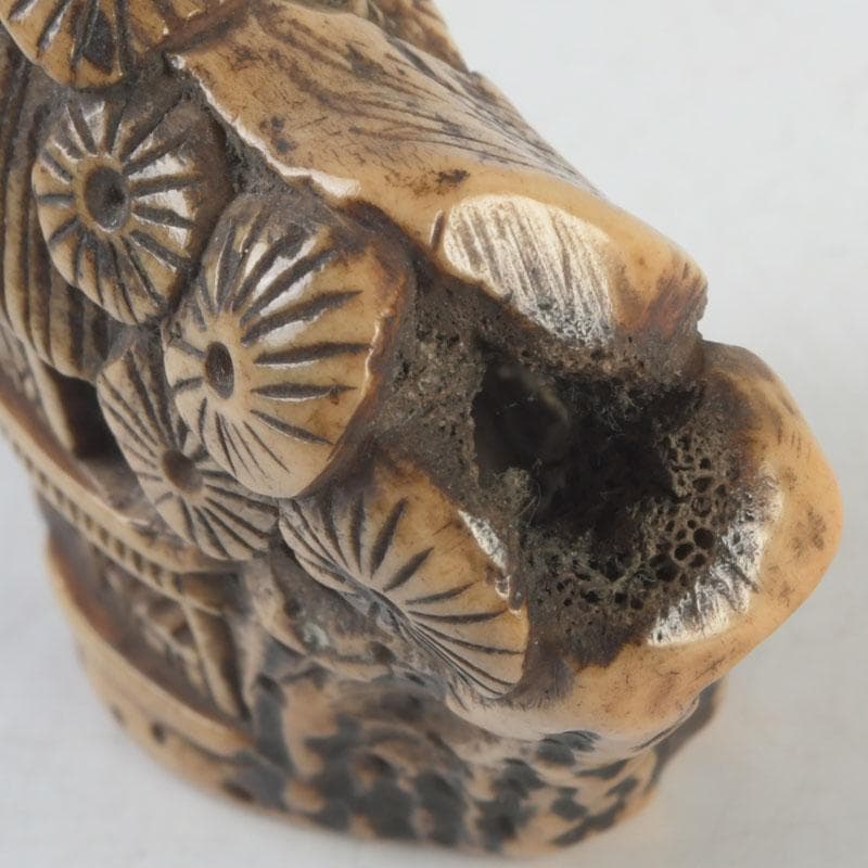 時代提げ物　鹿角彫刻　山水楼閣彫　根付　置物　V　9639