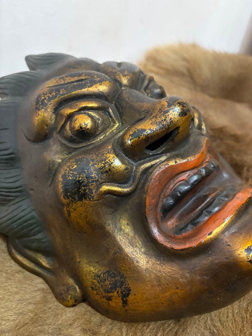金色と黒色の　鬼の能面　神様　骨董　日本