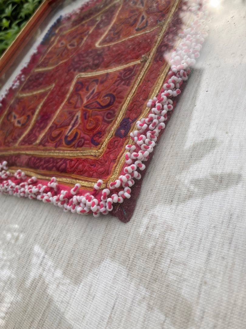 アフガニスタン　手仕事　民藝　装飾的な刺繍　ビーズ　アートフレーム