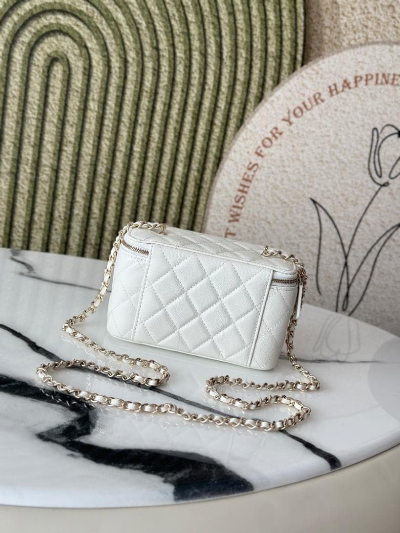 早い者勝ち！ホワイト キルティング ショルダーバッグ