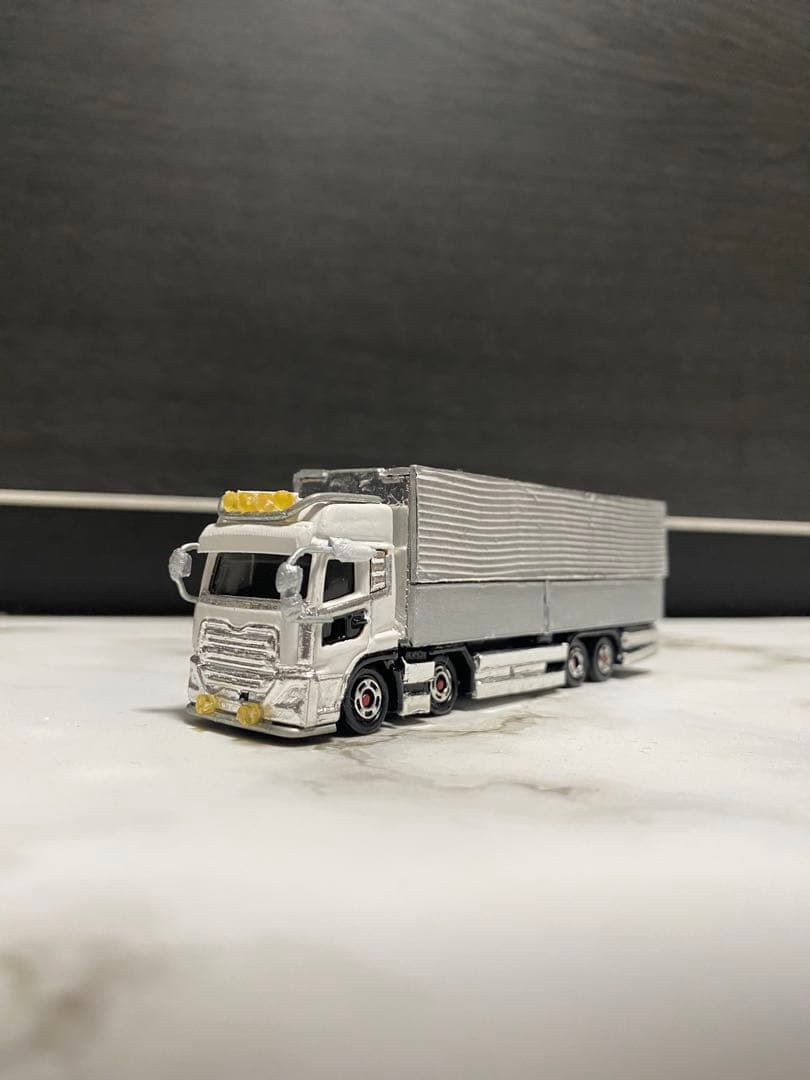 トミカ クオン4軸ウイング車