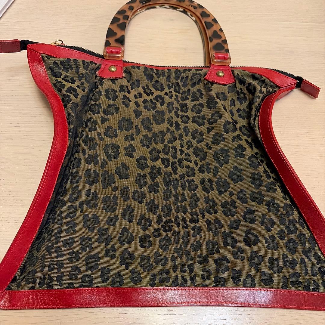FENDI ヒョウ柄ハンドバッグ 可愛いハンドル　軽量　今年のラッキーカラー赤