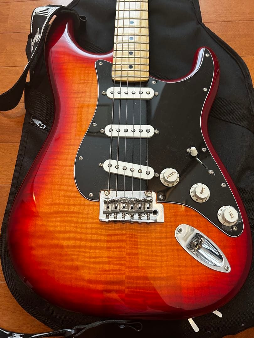 ほぼ新品フェンダーFender Stratocaster CherryBurst