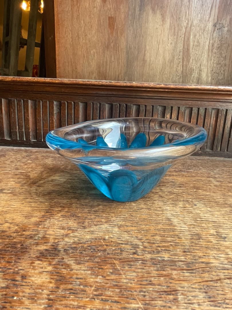 青色花びら型ガラス皿 スウェーデン製