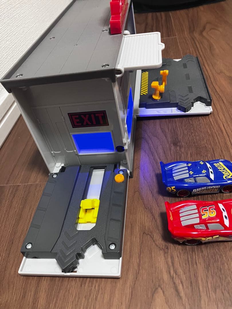 カーズ　ガレージ　クイックチェンジ　プレイセット　M