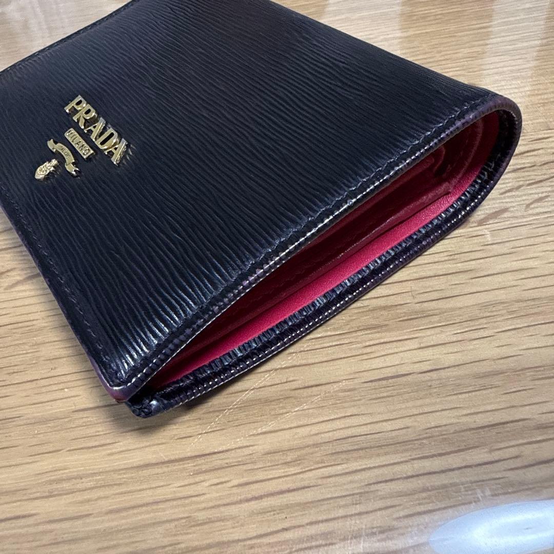 PRADA 二つ折り財布　ブラック