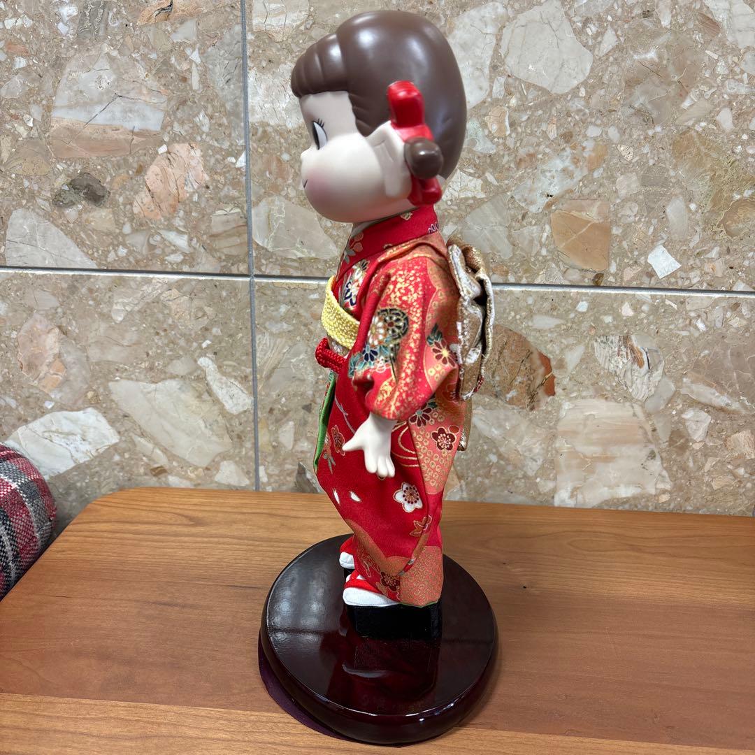 ペコちゃん誕生50周年記念　晴れ着ペコちゃん　茜