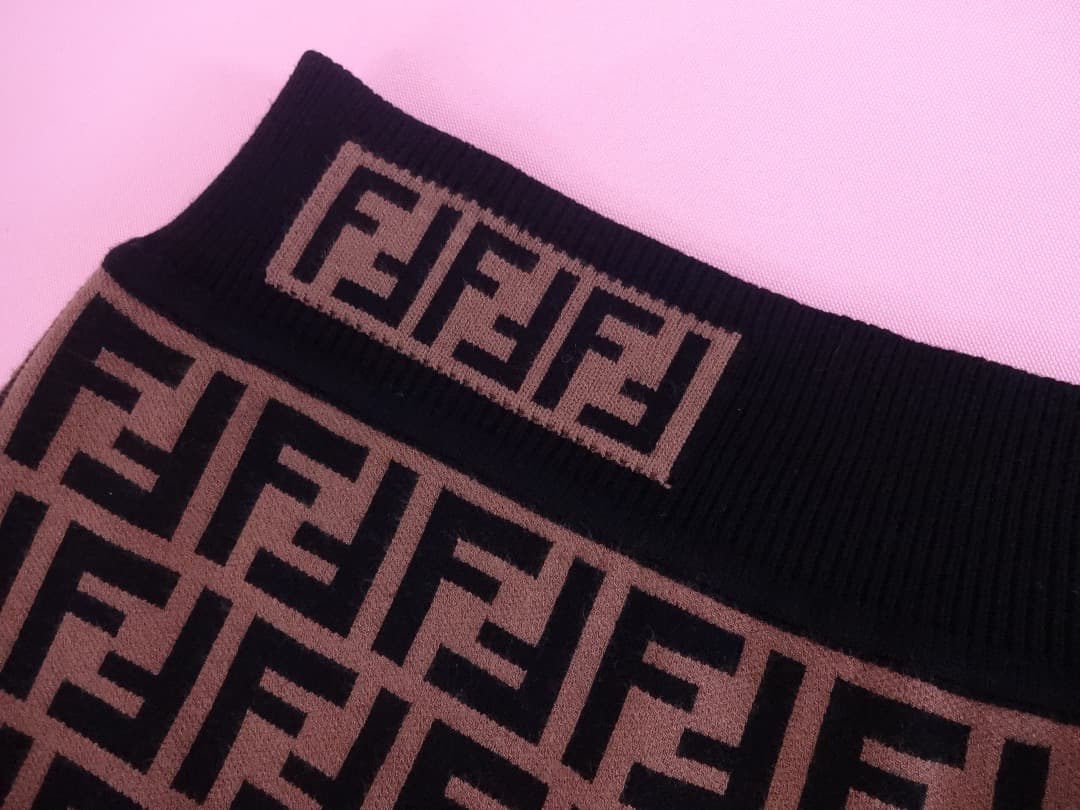 人気♪フェンディ　ロゴパターンモノグラムFFズッカ柄　ジャガードニットスカート
