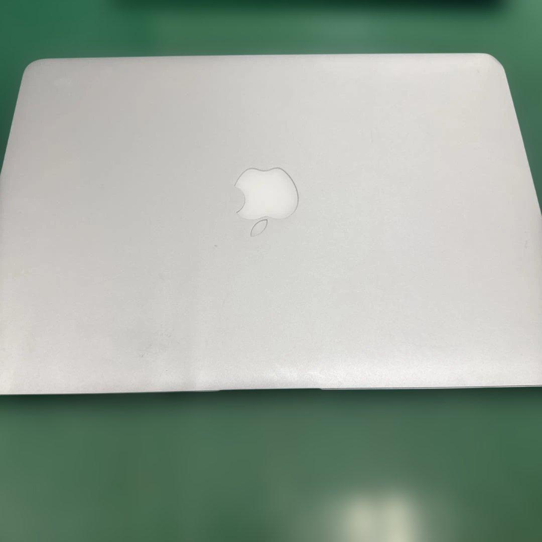 MacBook Air 本体と充電器、おまけケース、A1466