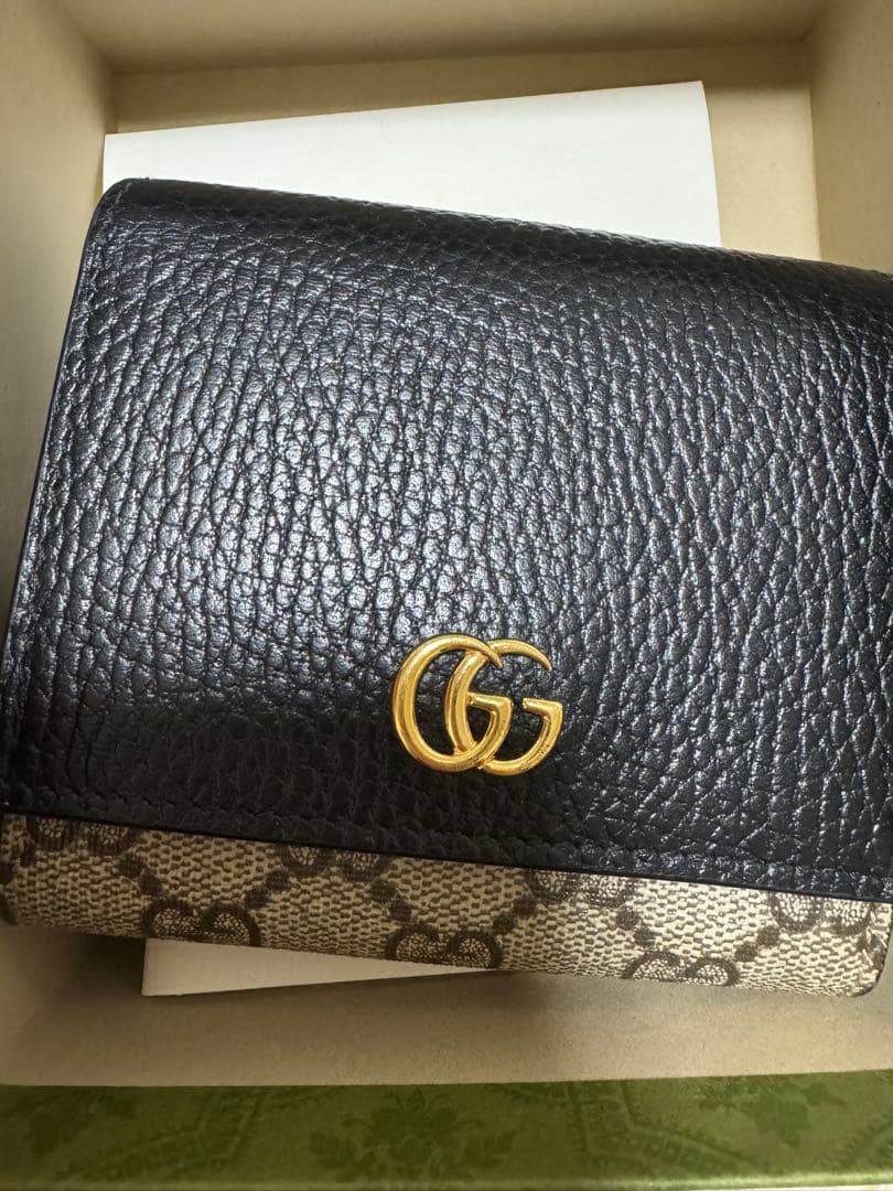 GUCCI 二つ折り財布 黒 ベージュ
