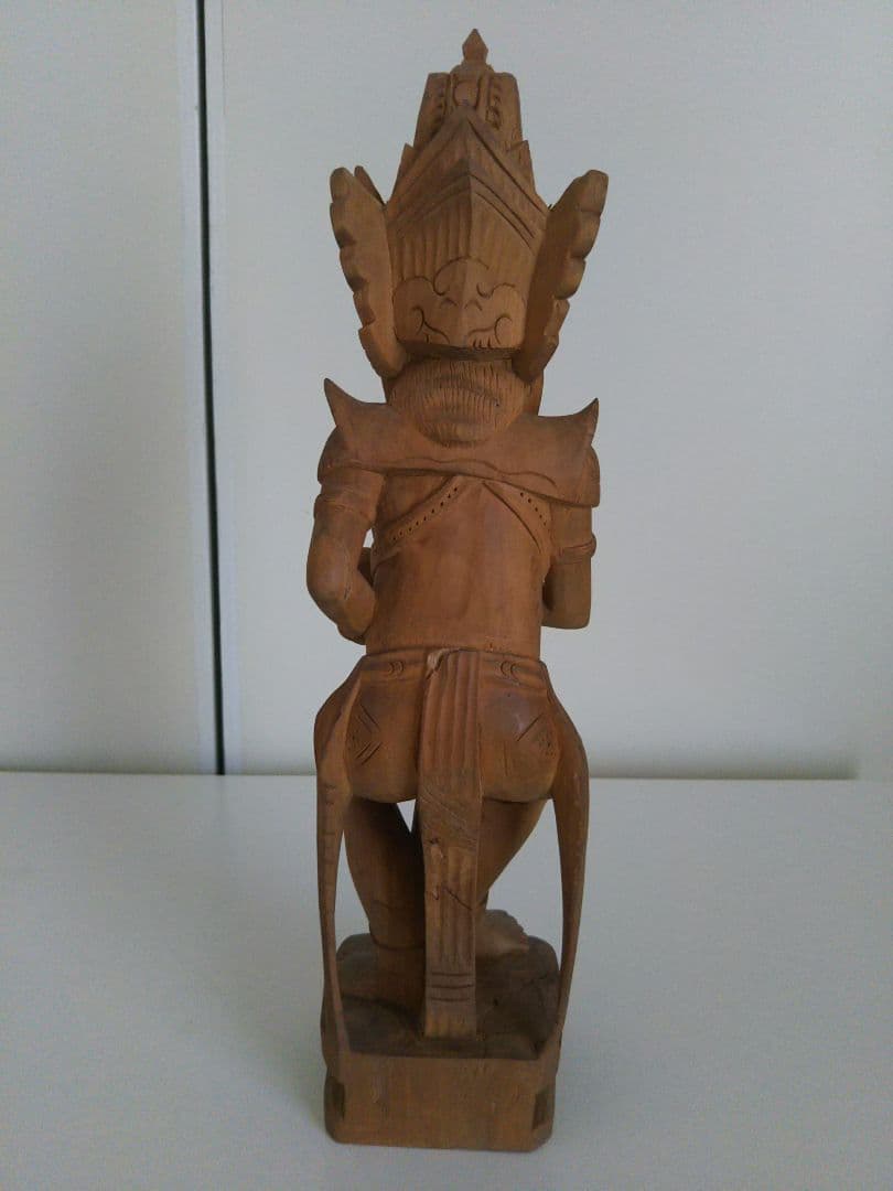 BALI島の白檀の木彫の女神像。