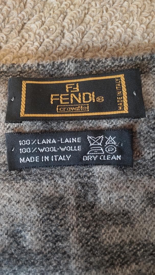 フェンディ　マフラー　ズッカ柄グレー系