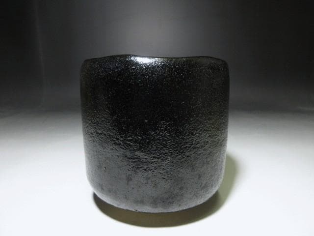 楽吉左衛門九代 了入 黒筒茶碗／楽吉左衛門十代 旦入 書付／時代桐箱