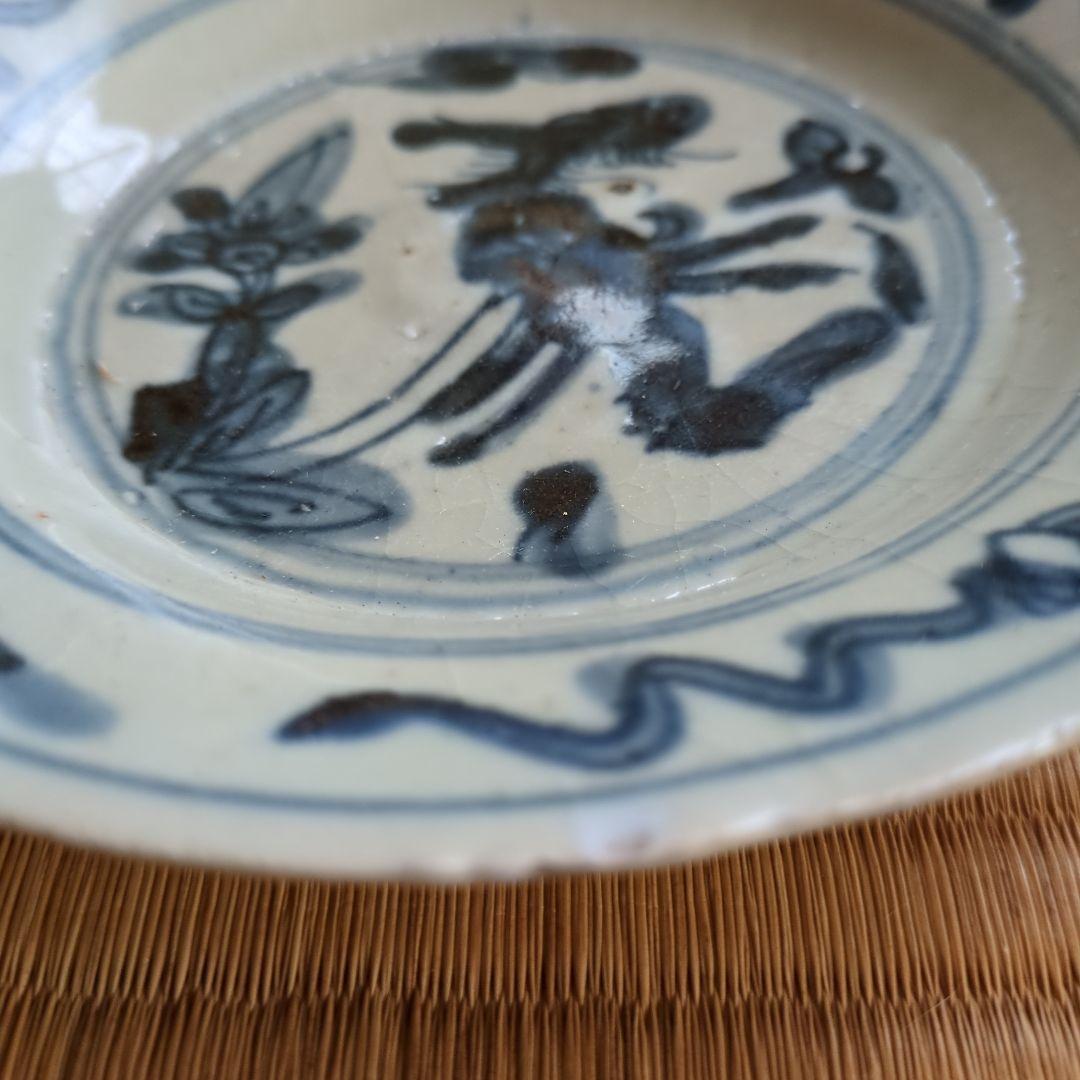 青い花と動物の陶器平皿　呉須手　皿　骨董品　古美術