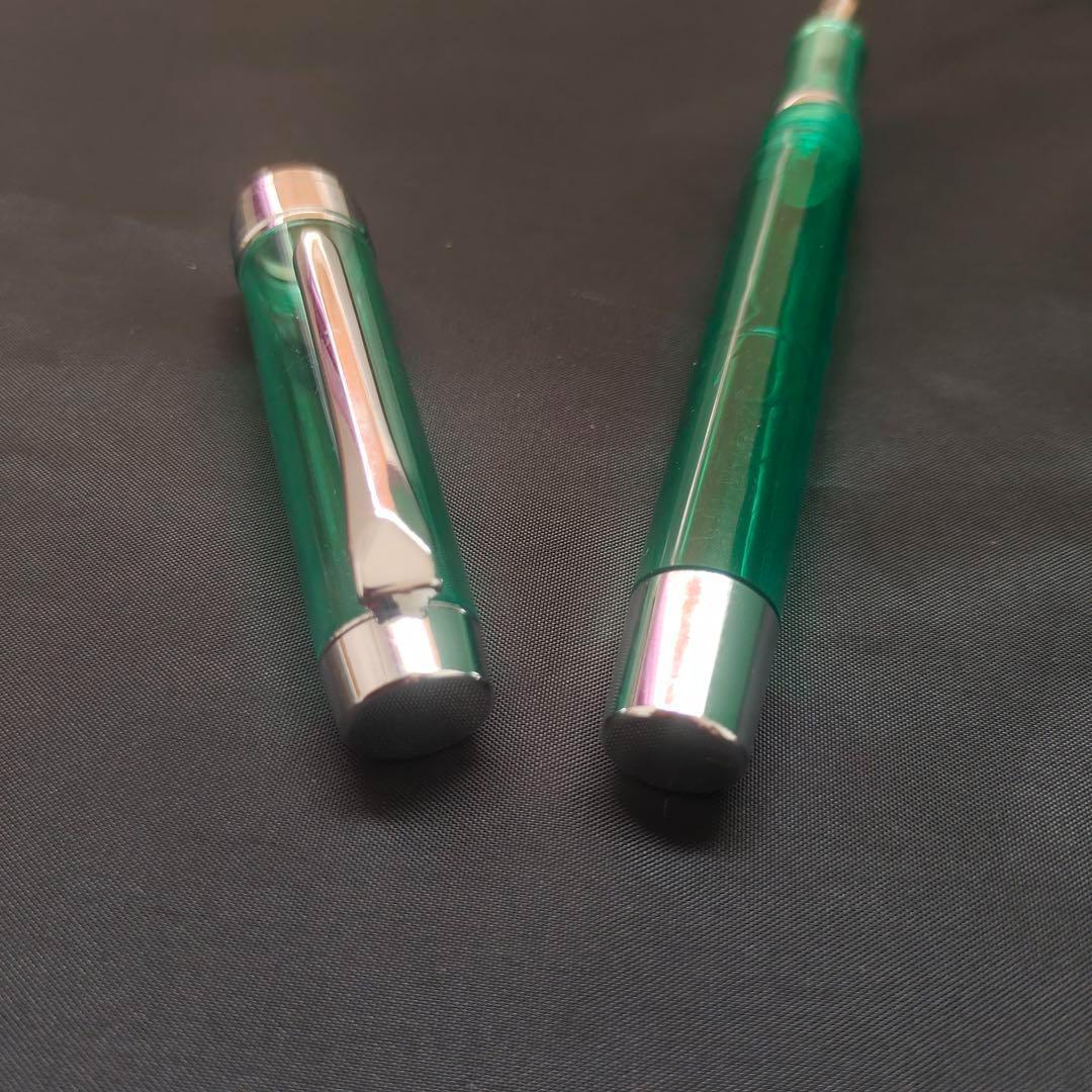@透明な緑色の万年筆0