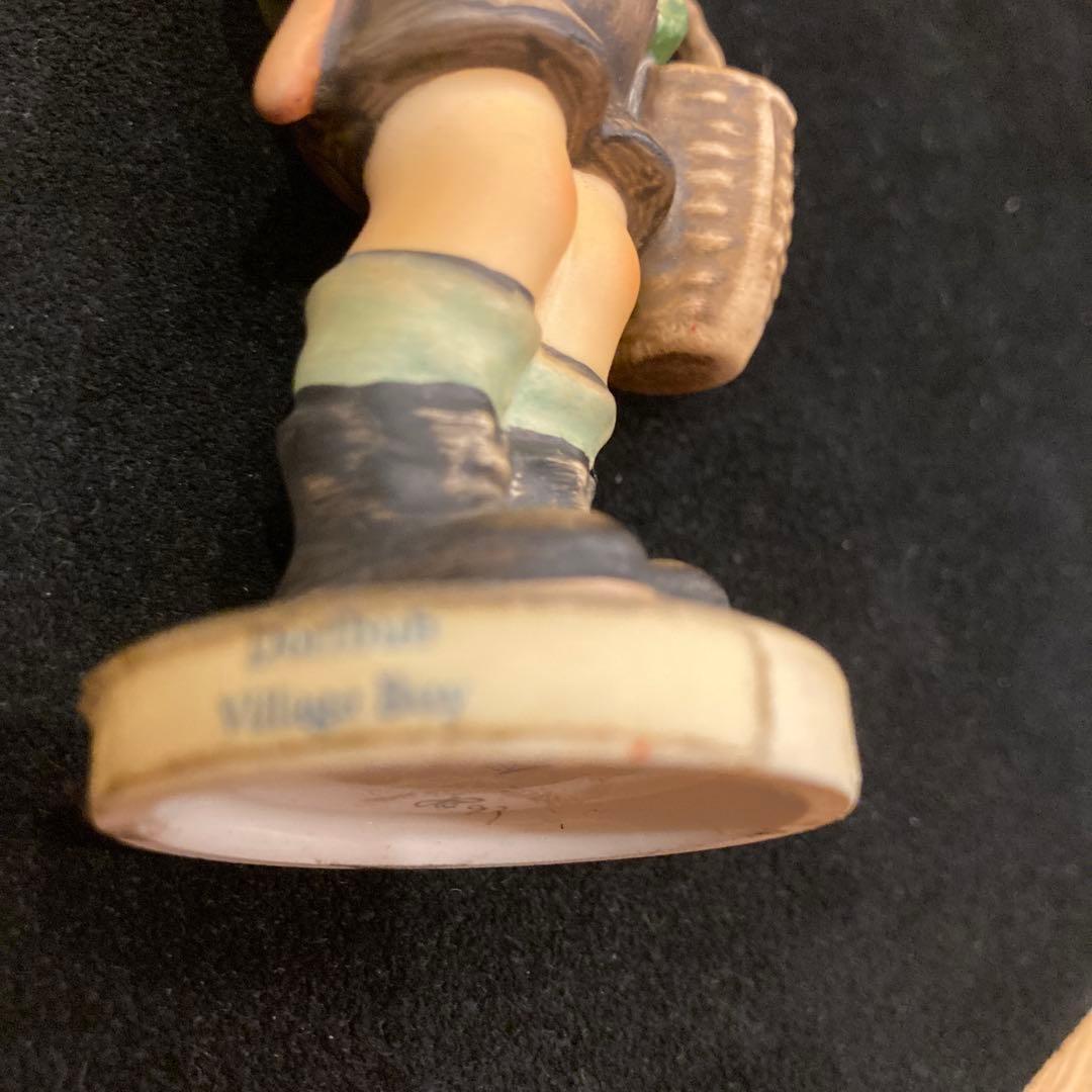 陶器製少年フィギュア バスケット付き　Goebel