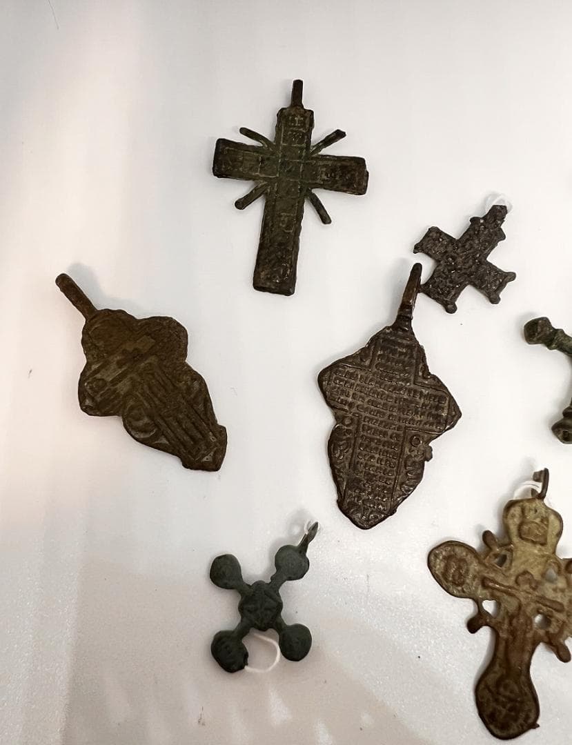 古代ブロンズの装飾品10個　クロスなど